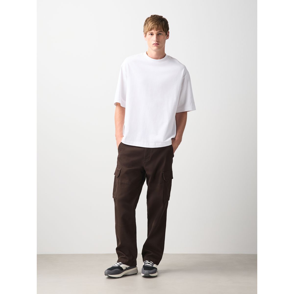 Pantalon cargo stretch en coton marron foncé, NEXT