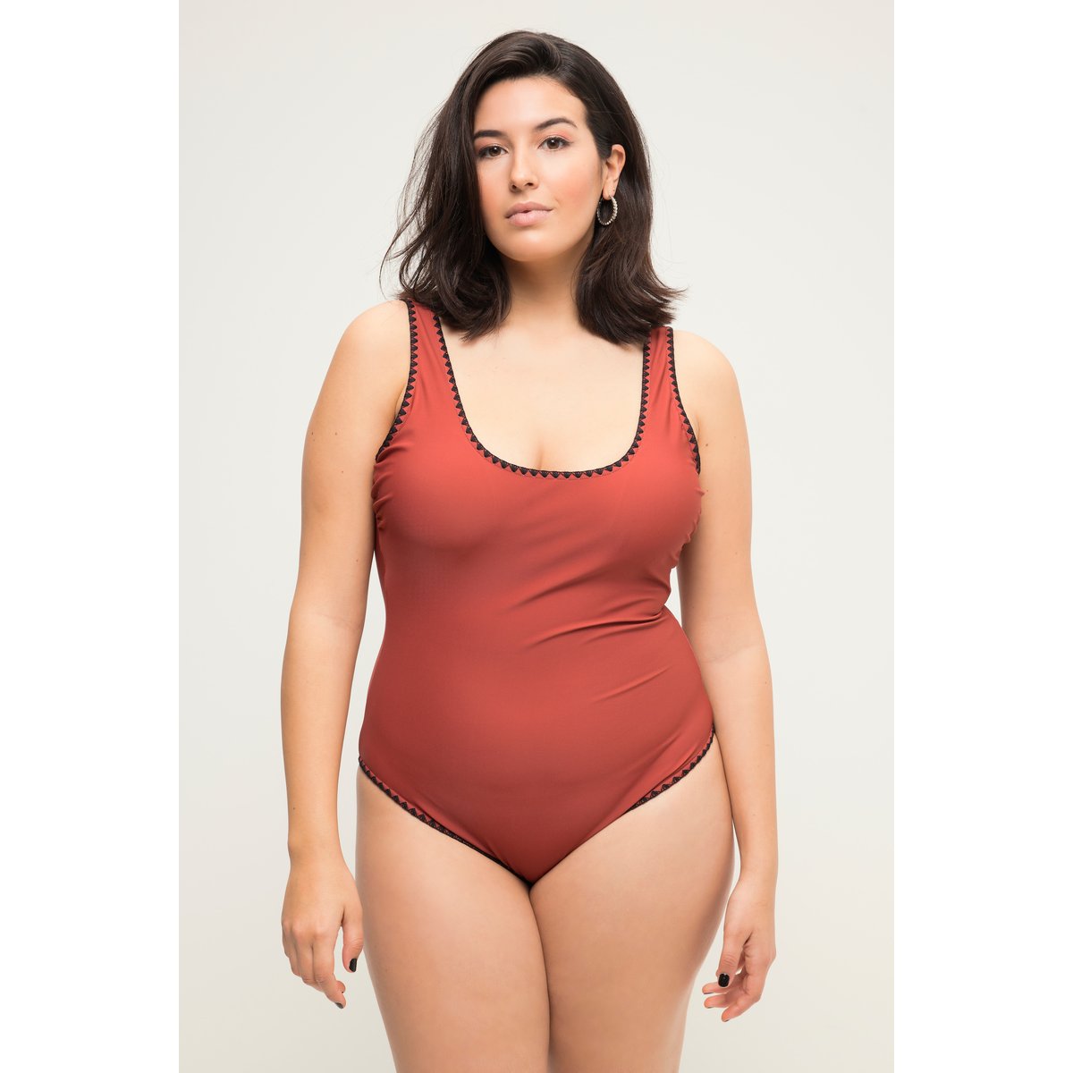 Maillot de bain avec liseré rouge brique, STUDIO UNTOLD
