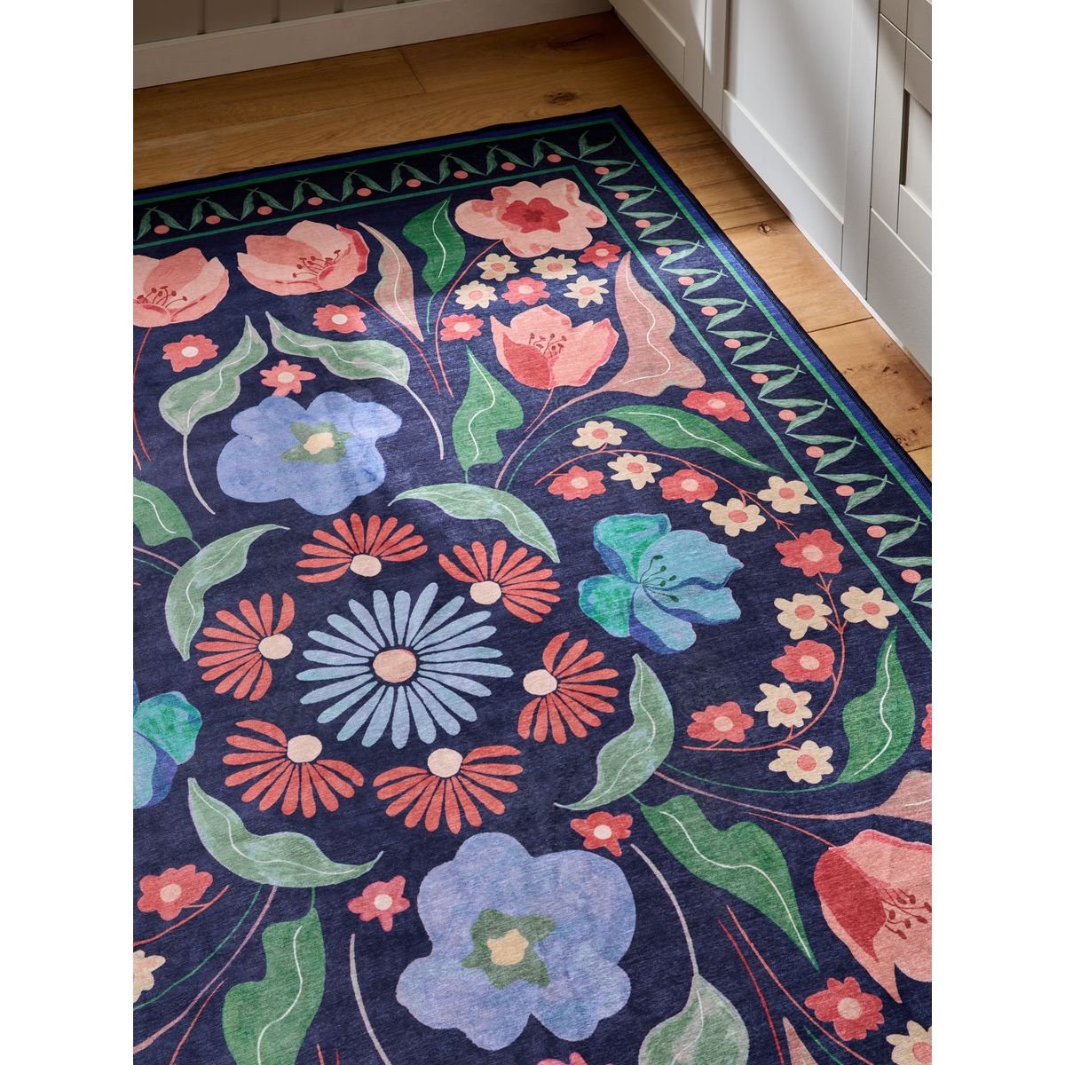 Tapis bettie lavable à imprimé floral bleu, NEXT