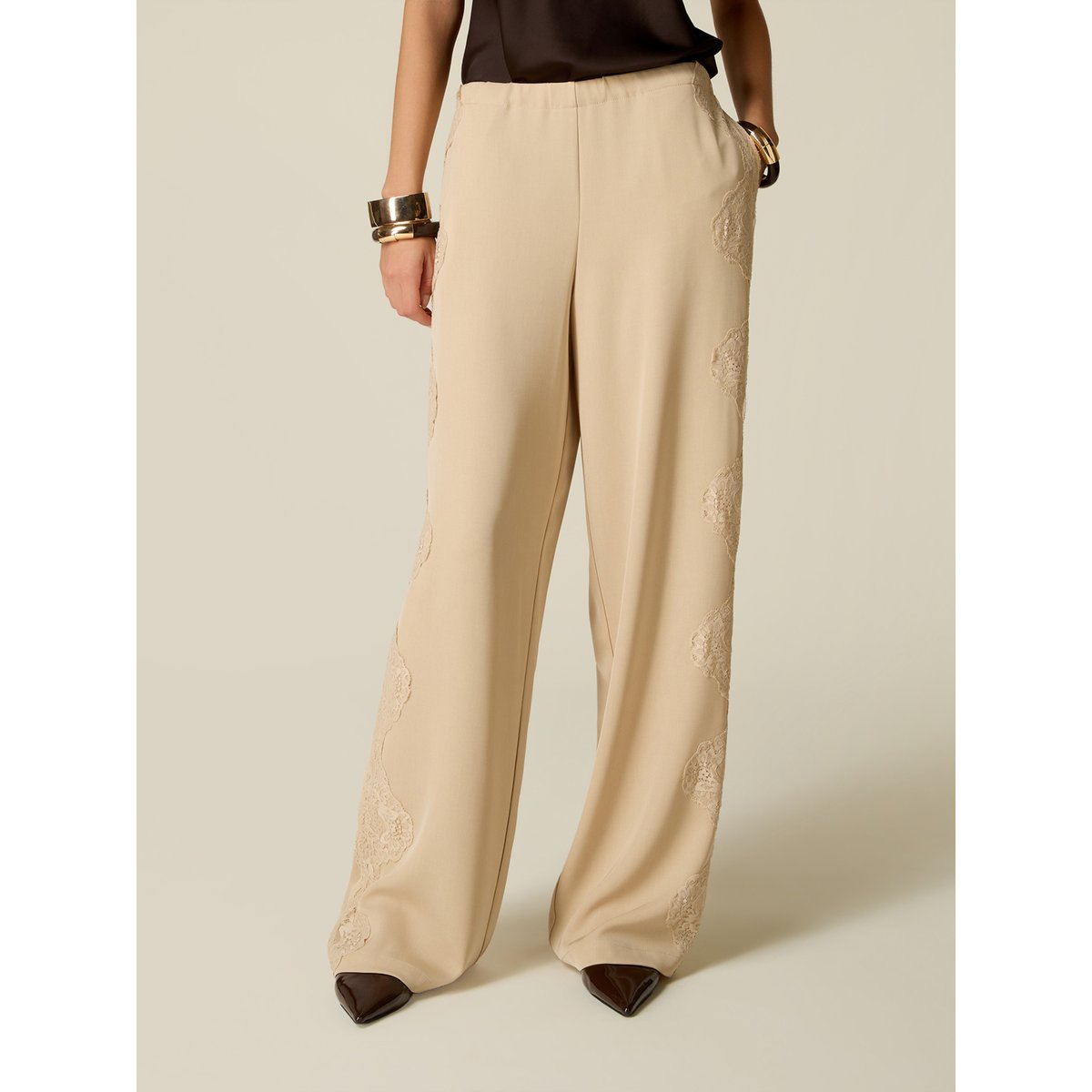 Pantalon palazzo avec inserts en dentelle florale beige, OLTRE