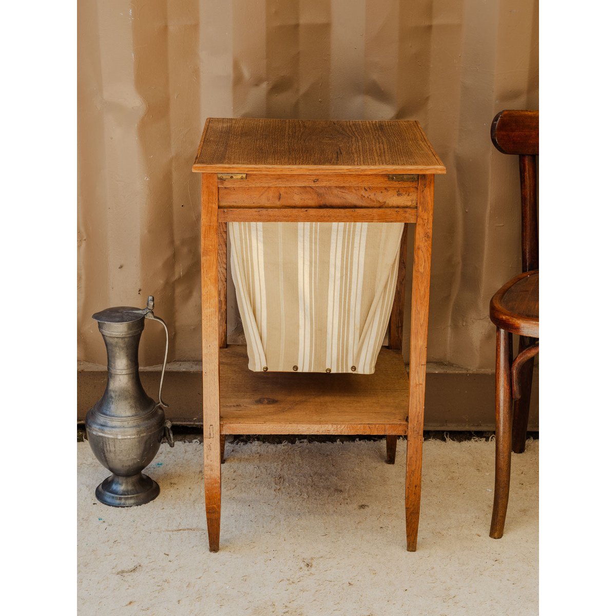 Table d'appoint en bois Francine N°1079 - Bon état bois clair, DEBONGOUT