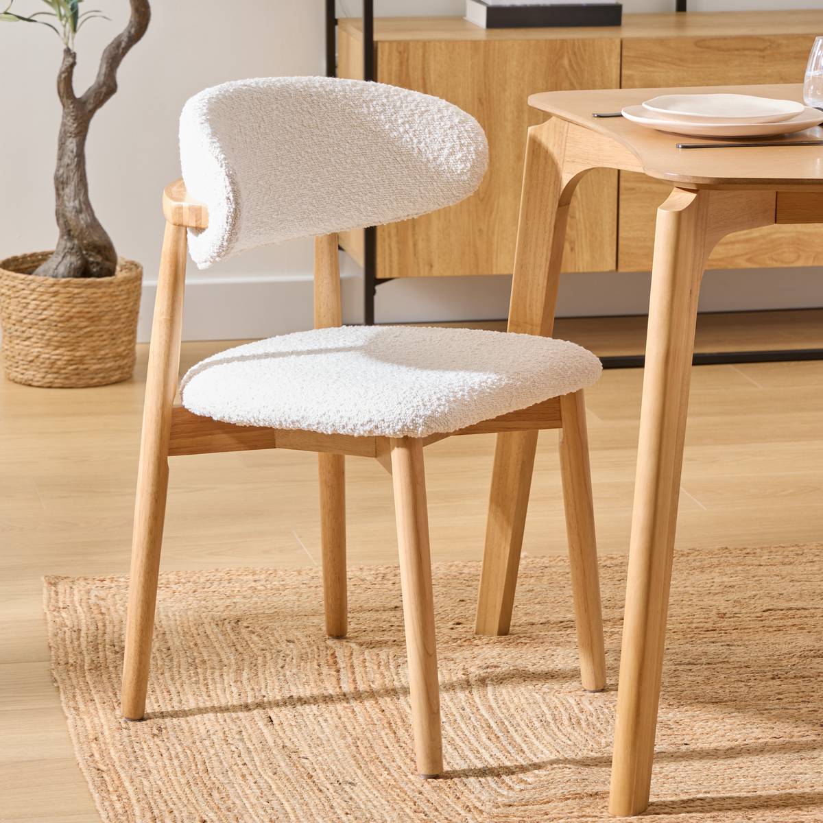 Lot de 2 chaises tissu bouclette bois d’hévéa SARI blanc bois, ATMOSPHERA