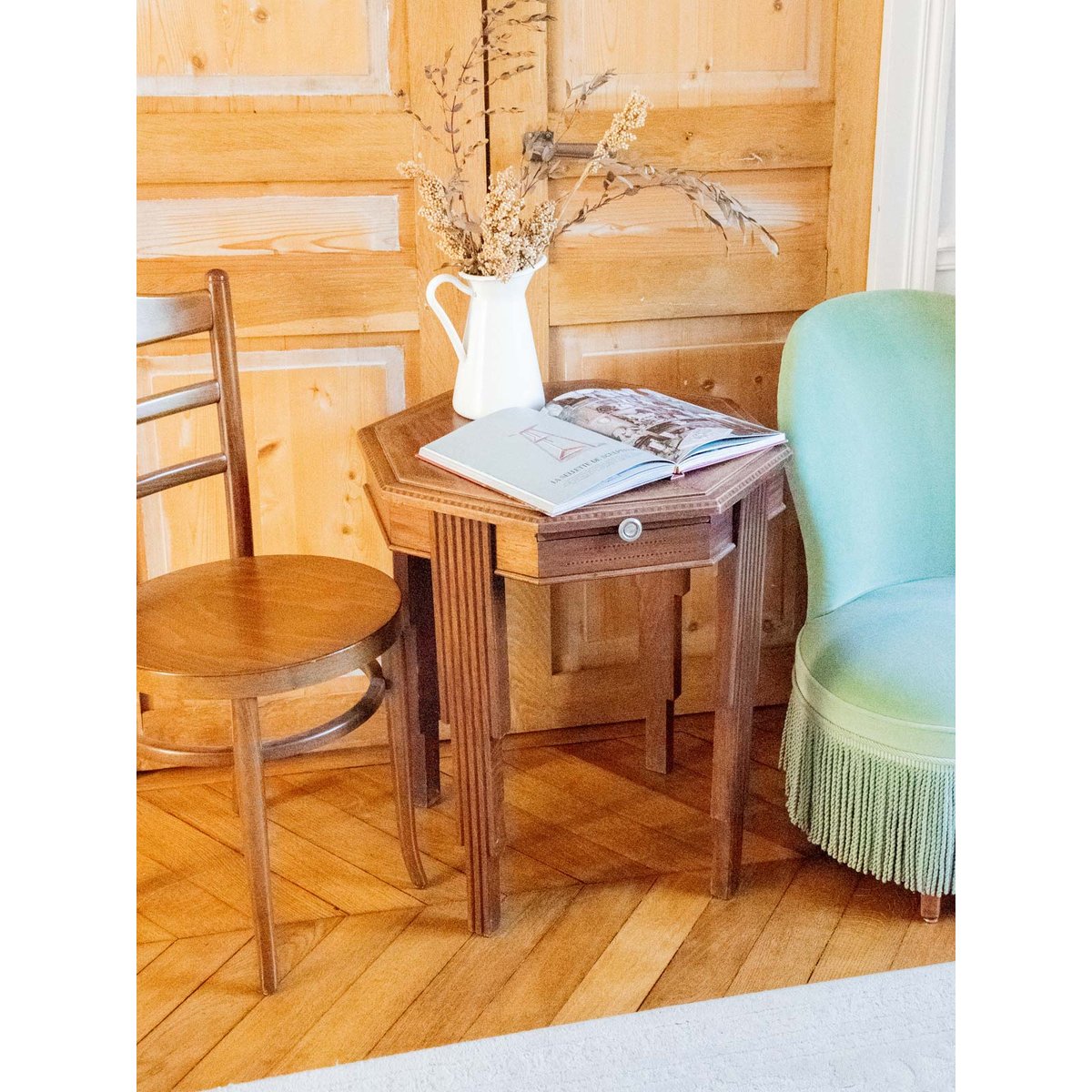 Table d'appoint bois sculpté Hanna N°1239 - Bon état bois foncé, DEBONGOUT