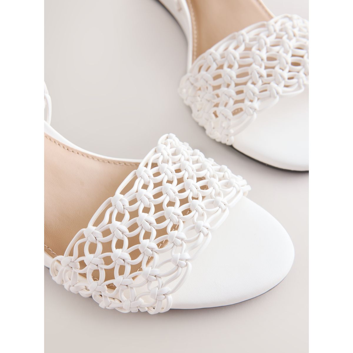 Chaussures compensées et tressées à fleurs blanc, NEXT