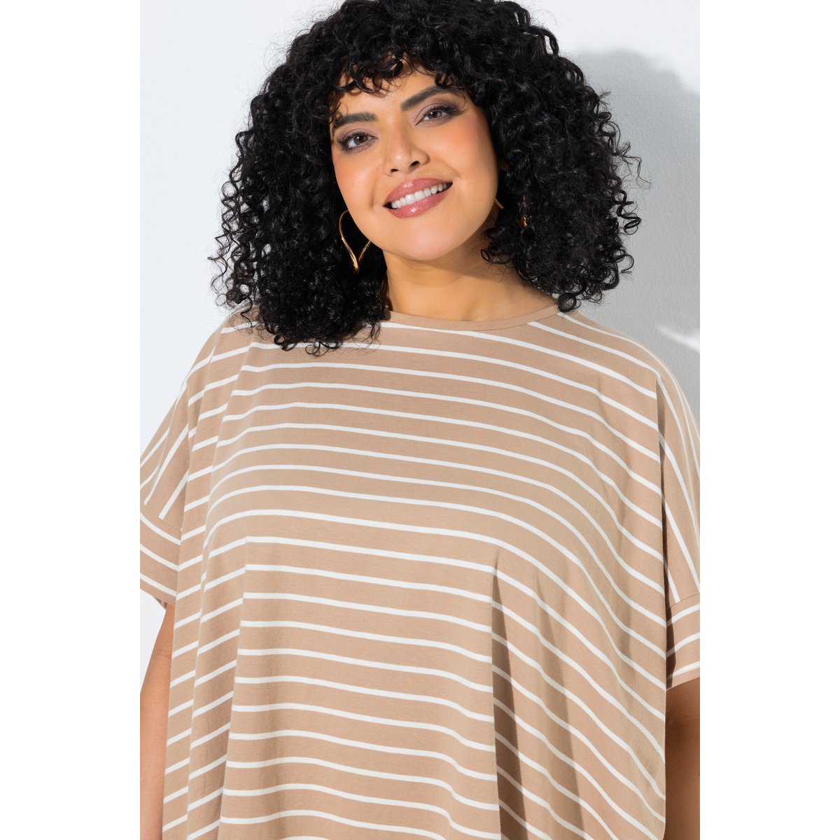 Poncho oversize, motif à rayures et col rond chameau, ULLA POPKEN