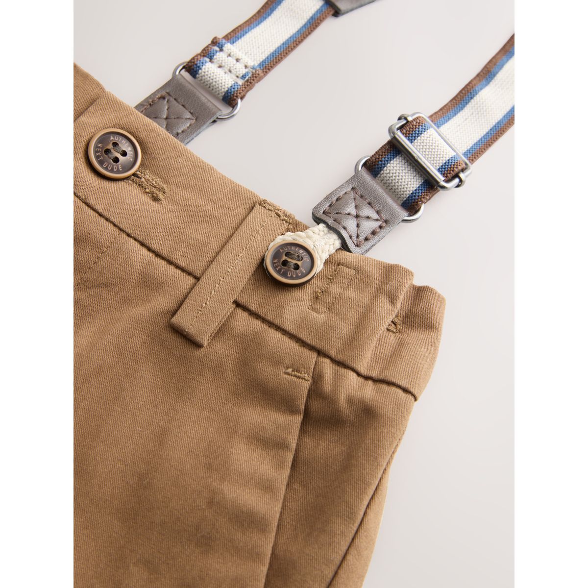 Chemise, pantalon, bretelles et nœud papillon ours brun bronzé, NEXT