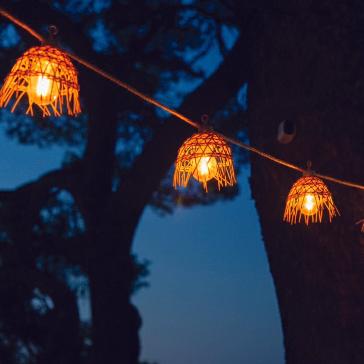 Guirlande lumineuse extérieur 10 abat-jour exotique paille MINI HAWAI LIGHT HYBRID LED blanc chaud 8m solaire et sur secteur marron, LUMISKY
