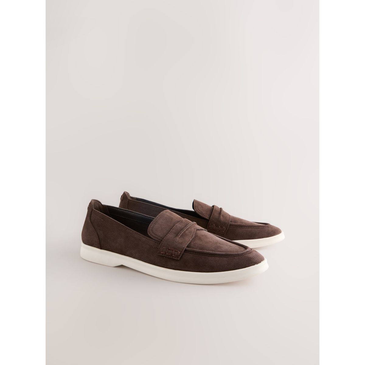 Mocassins en daim à semelle blanche marron chocolat, NEXT
