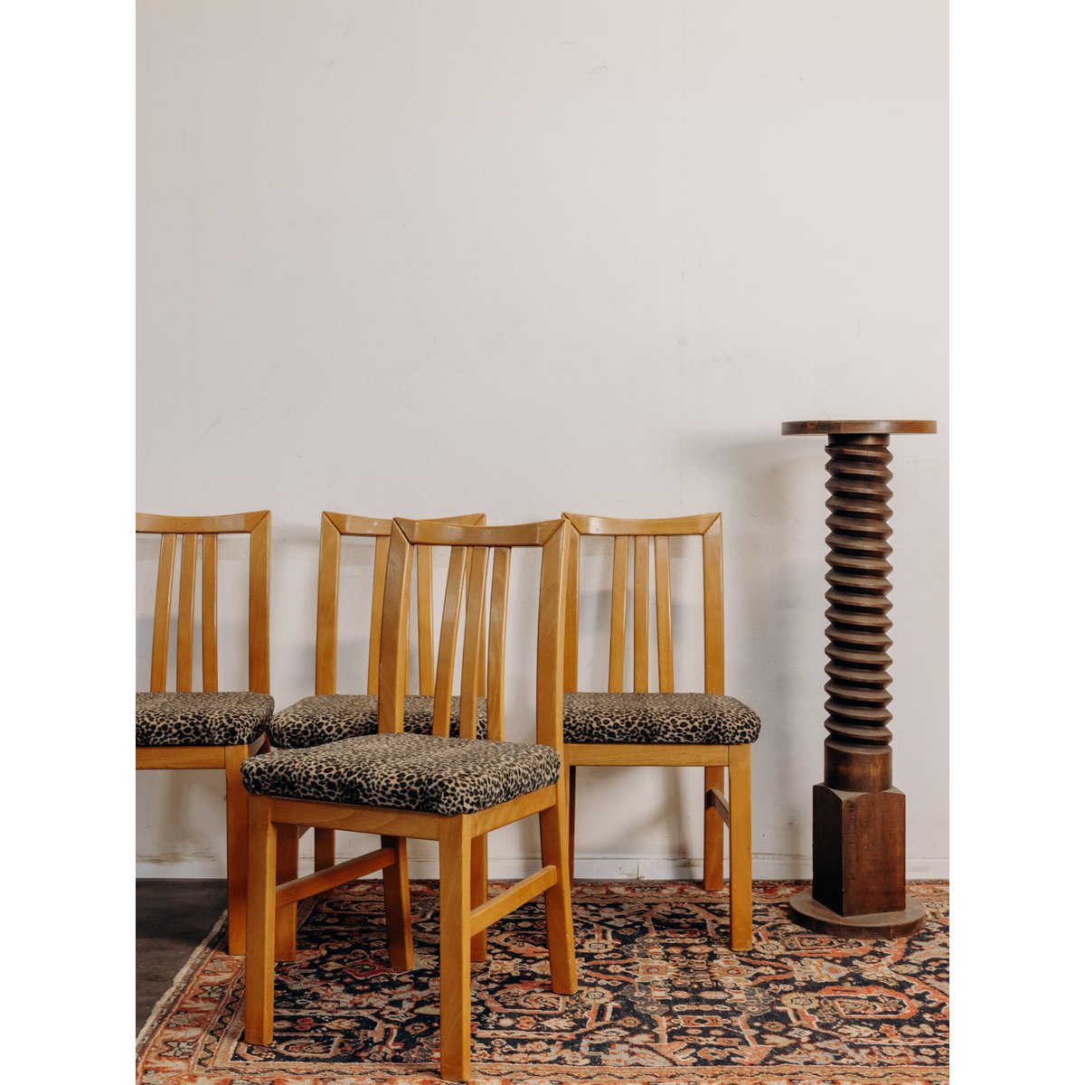 Lot de 4 chaises en tissu léopard Claude N°1632 - Bon état léopard, DEBONGOUT