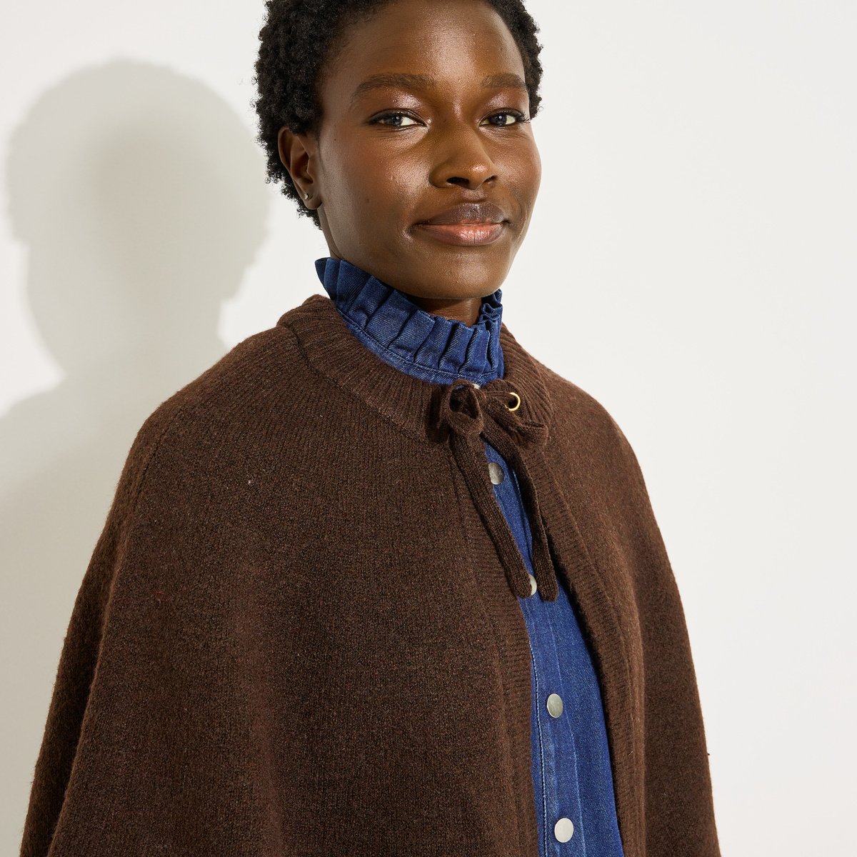Cape courte en maille marron, GRAIN DE MALICE