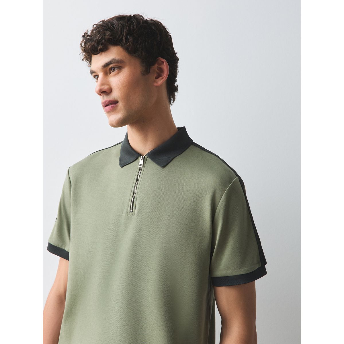 Polo avec rayures sur les manches vert kaki, NEXT