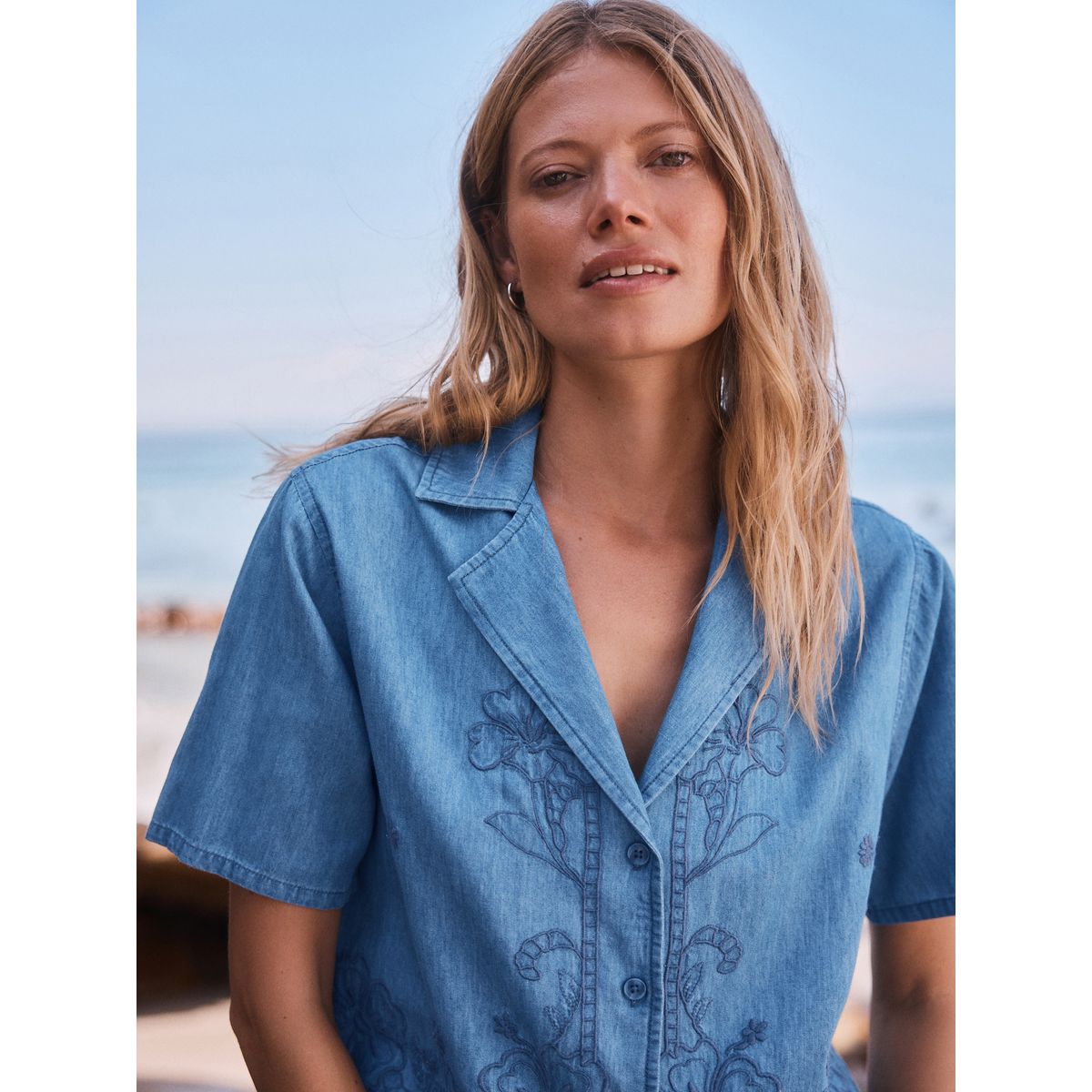 Short à enfiler en denim brodé bleu moyen, NEXT