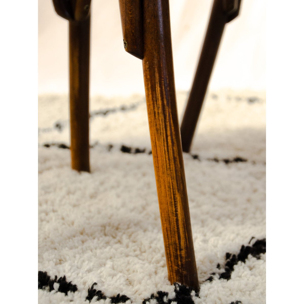 Lot de 4 chaises en hêtre et tissu Claude N°1742 - Bon état bois foncé, DEBONGOUT