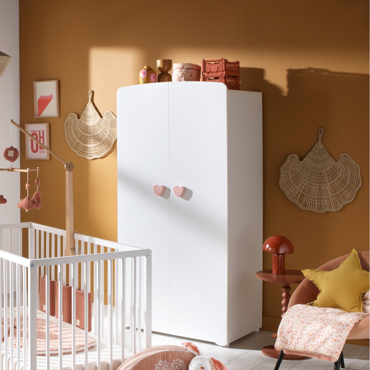Chambre bébé complète Basic, Lit 120x60 tout barreaux, Commode à langer 3 tiroirs et Armoire 2 portes - boutons boule blanc/rose, BABY PRICE