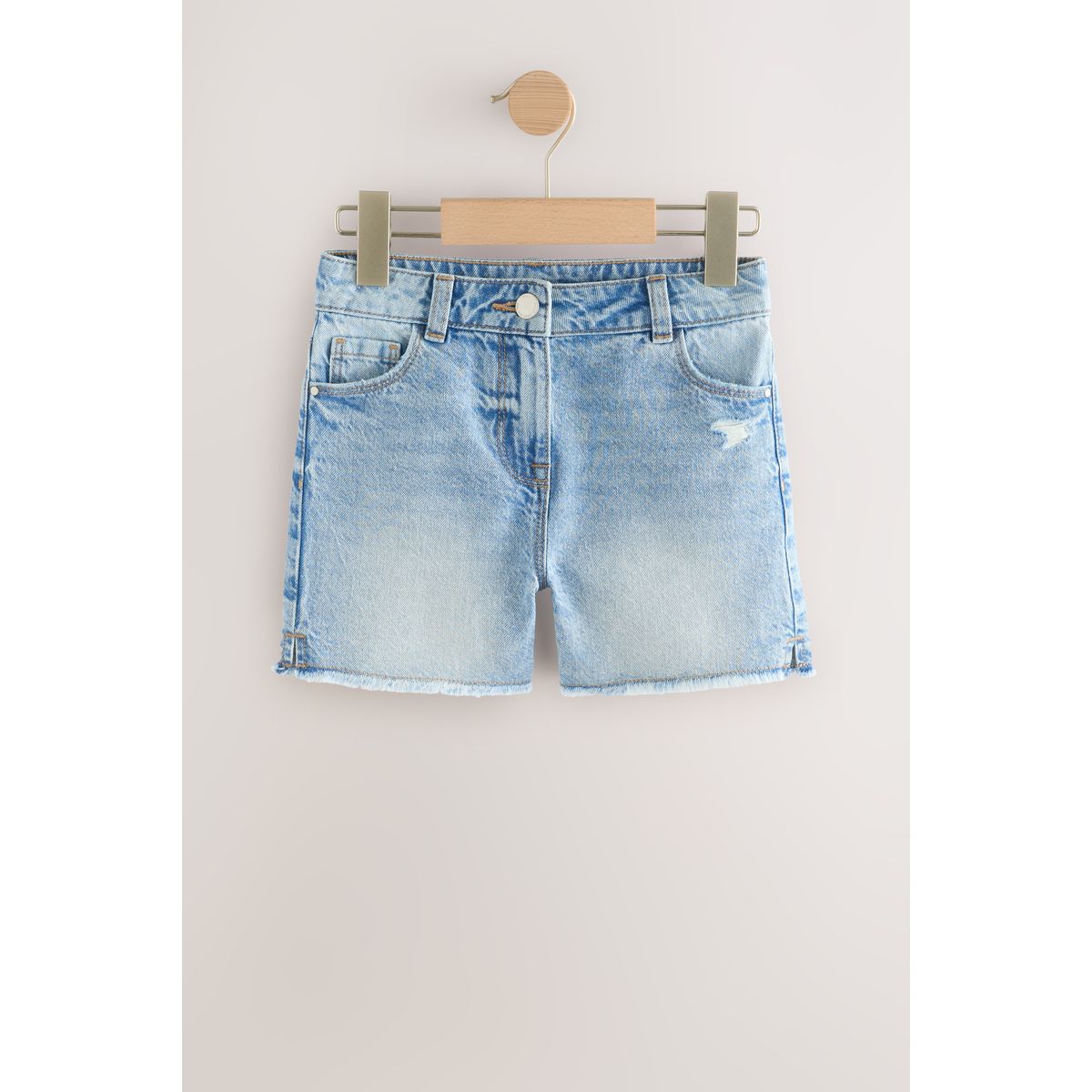 Short en jean à bords effilochés bleu moyen, NEXT