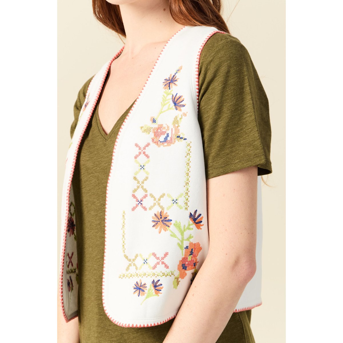 Cardigan droit court brodé sans manches ecru, BONOBO
