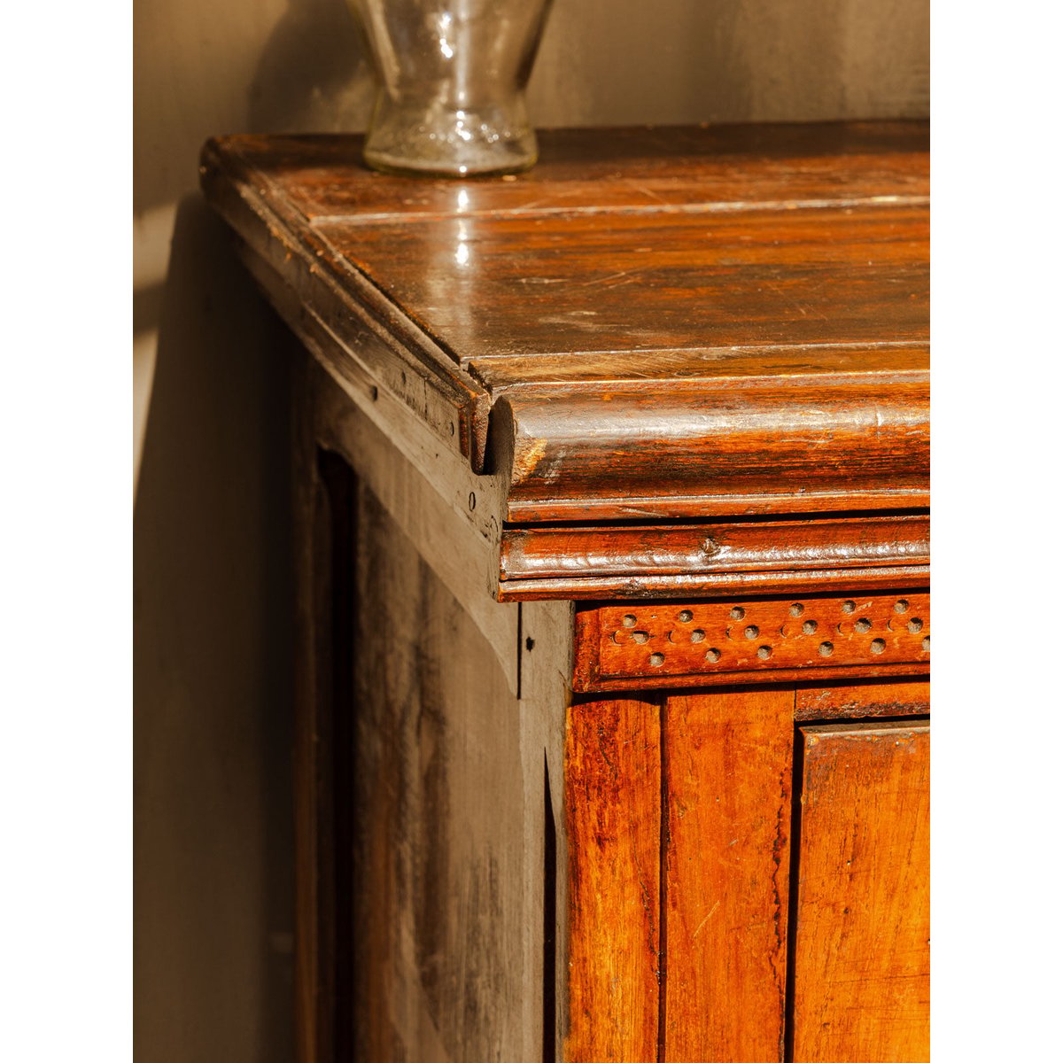 Petit buffet en bois Gilbert N°1779 - Bon état bois foncé, DEBONGOUT