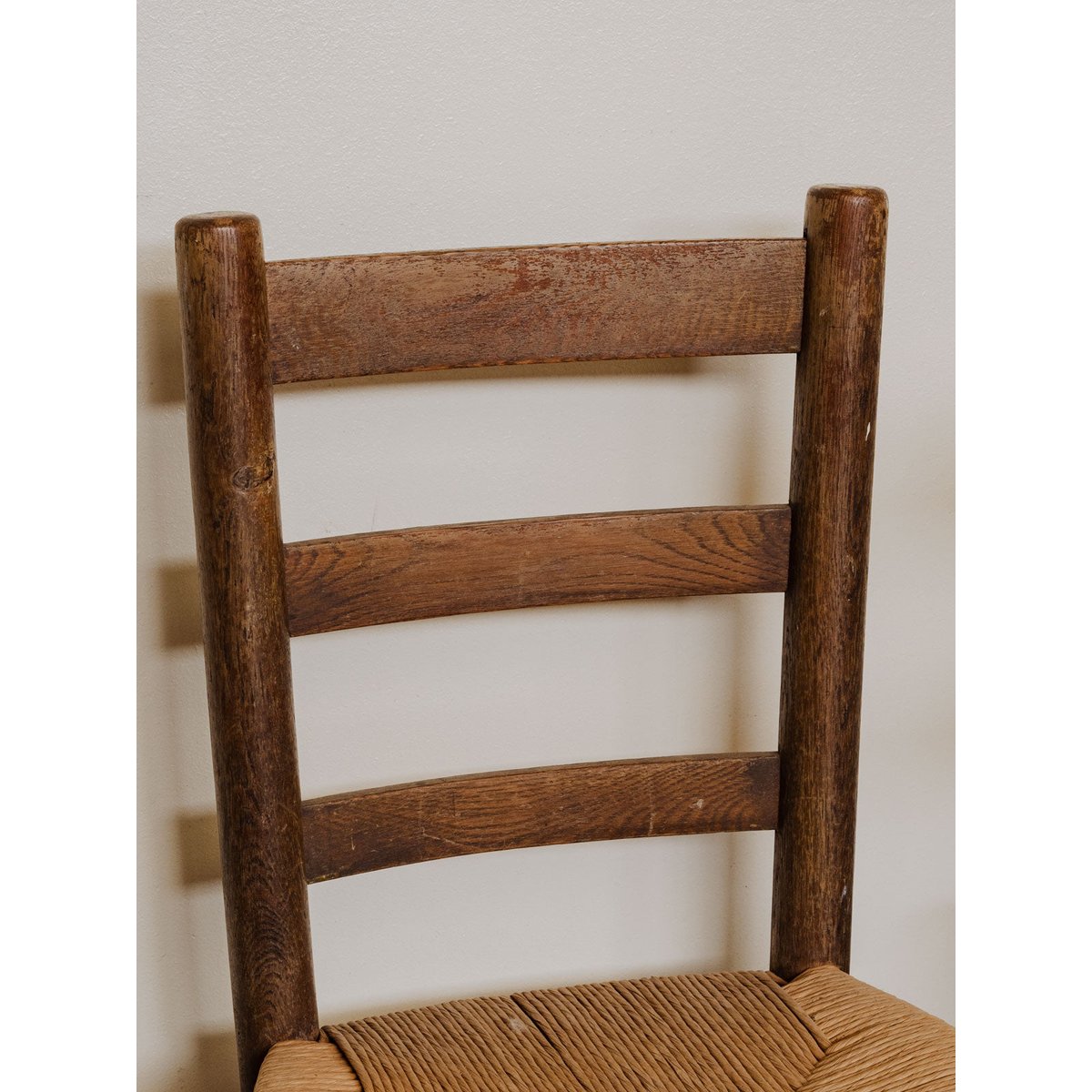 Paire de chaises en bois Claude N°1241 - Bon état bois foncé, DEBONGOUT