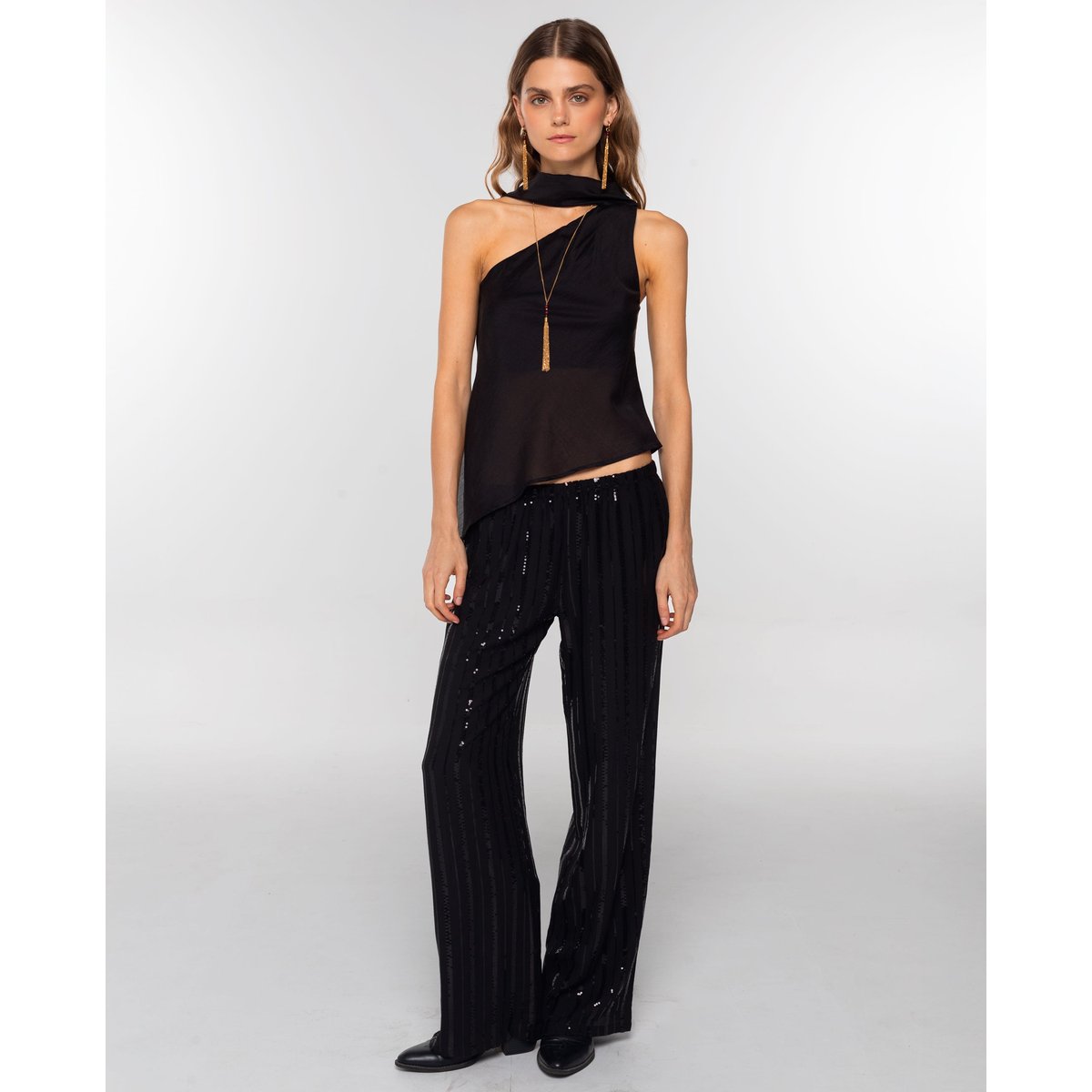 Top asymétrique avec foulard au niveau du décolleté noir, THE-ARE