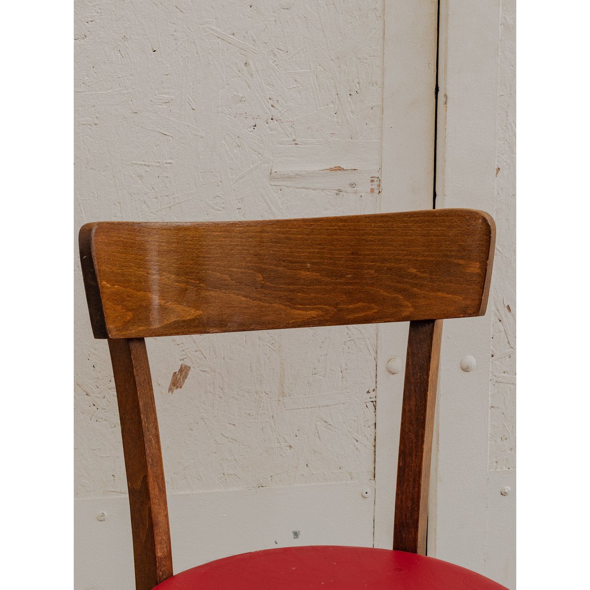 Lot de 4 chaises en simili cuir rouge Alma N°1605 - Bon état bois foncé, DEBONGOUT