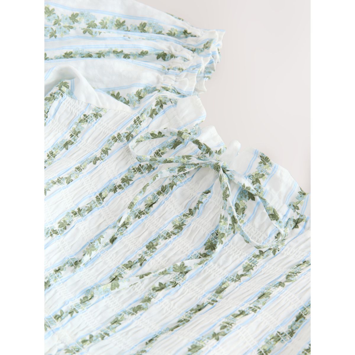 Robe mi-longue froncée à manches bouffantes imprimé floral à petites fleurs blanc/bleu, NEXT