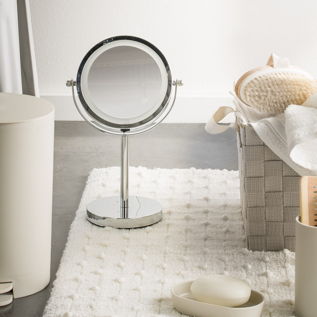 Miroir grossissant en métal inox à LED LUMI gris, GUY LEVASSEUR