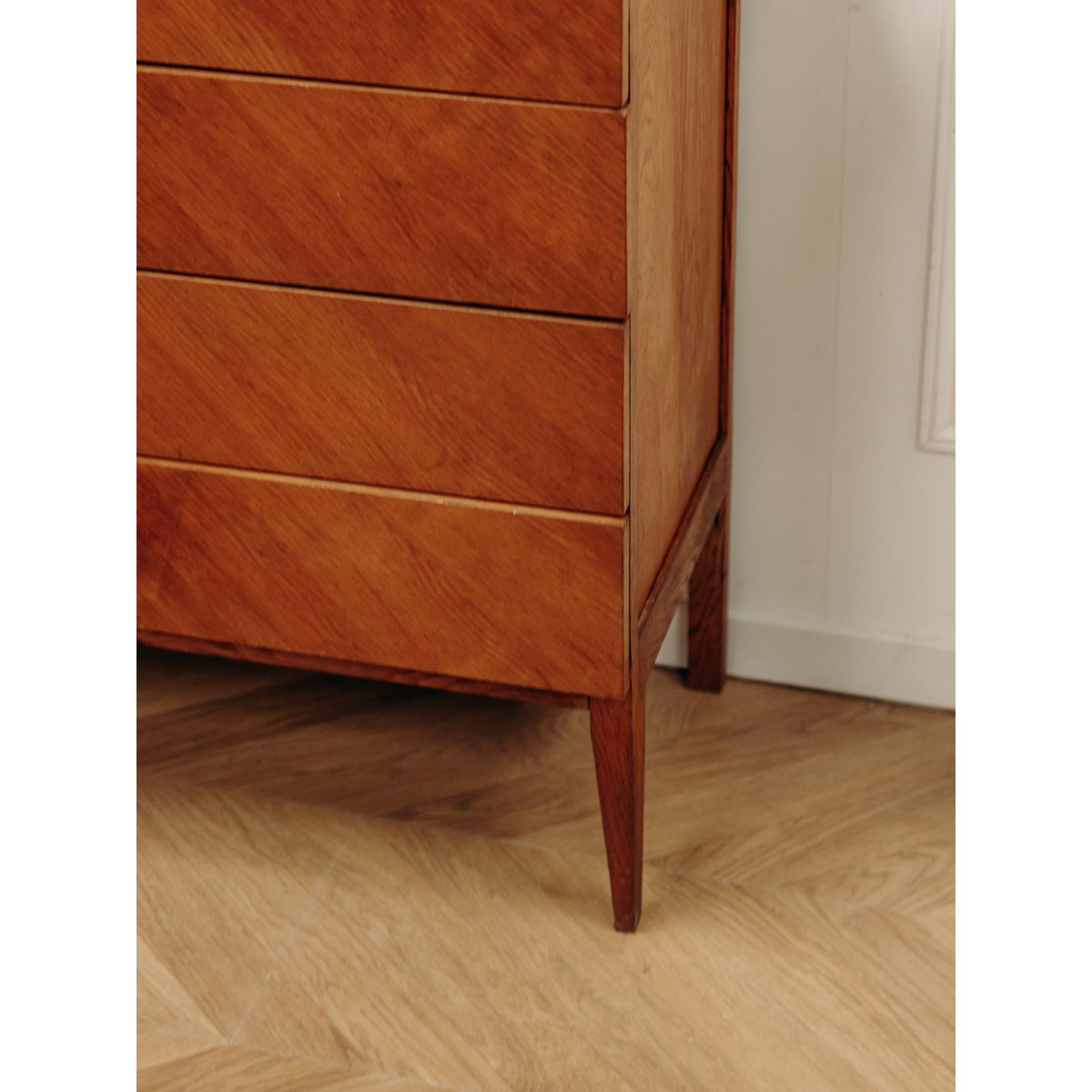Commode au placage en bois en chevron Olga N°465 - Bon état bois clair, DEBONGOUT