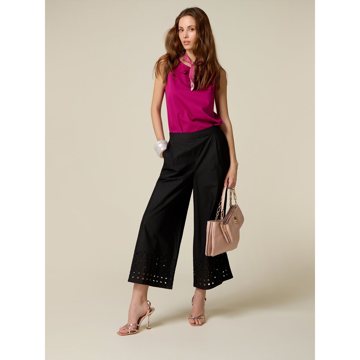 Pantalon cropped avec broderie sur le bas noir, OLTRE