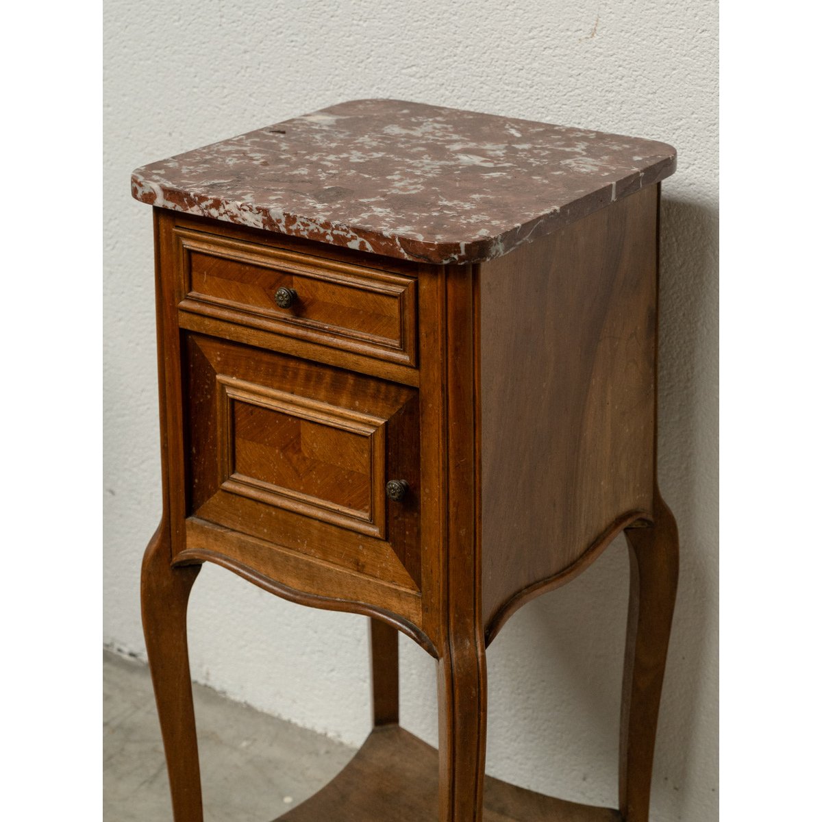 Table de chevet en bois et marbre rouge tacheté Odile N°1615 - Bon état bois foncé, DEBONGOUT