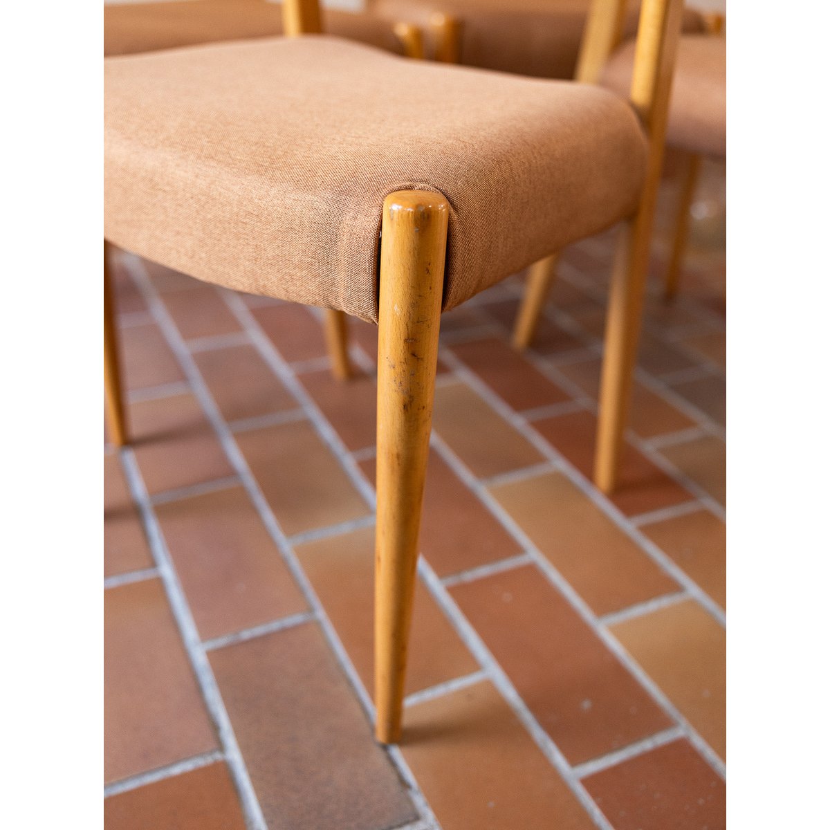 Lot de 4 chaises aux teintes douces Alma N°1899 - Bon état corail, DEBONGOUT
