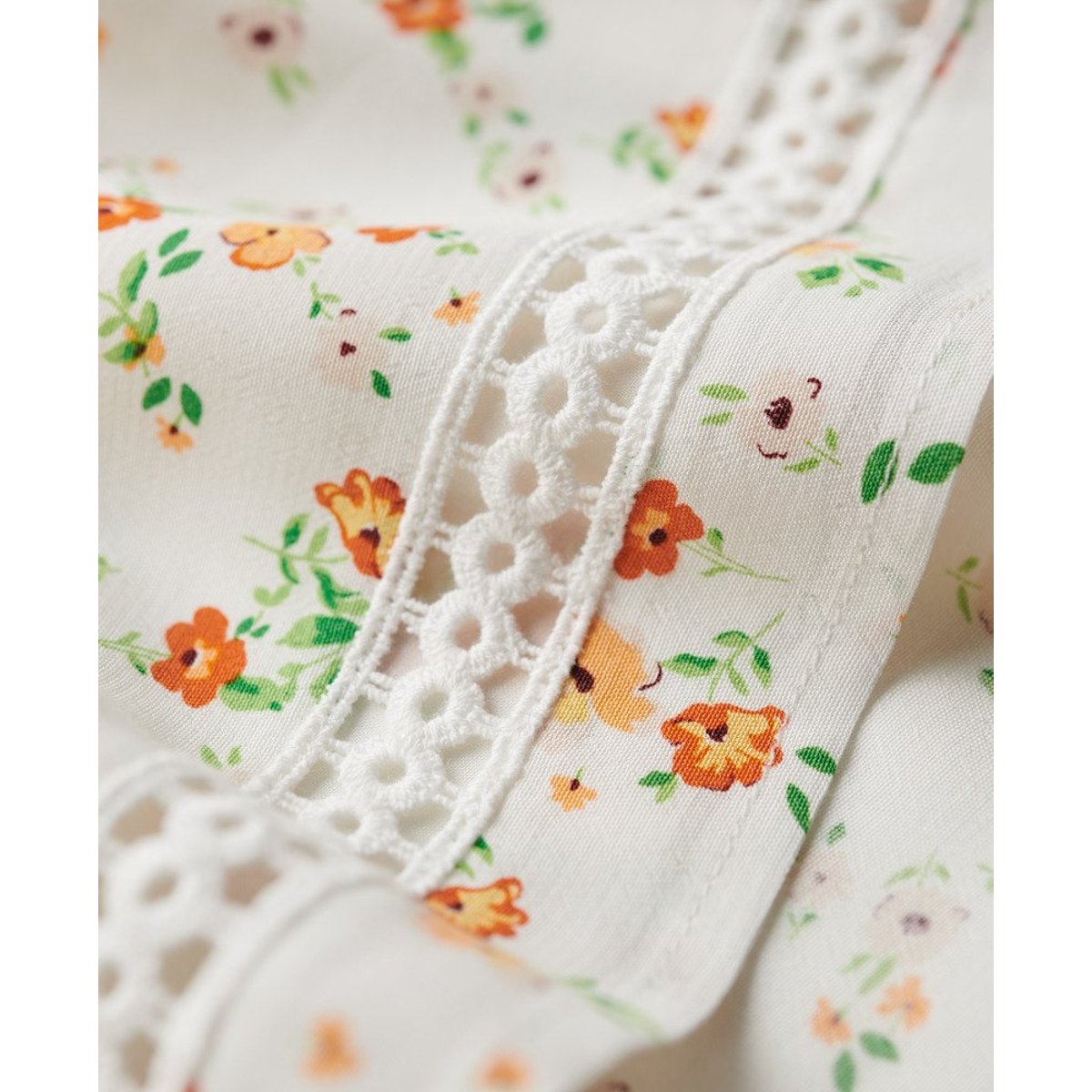 Robe caraco à col V et liseré en dentelle petites fleurs blanches, SUPERDRY