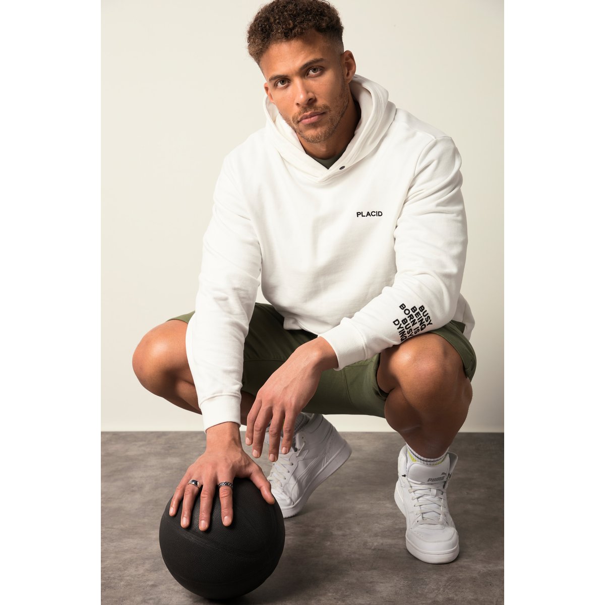 Sweat à capuche. Coupe oversized et imprimé blanc cassé, STHUGE