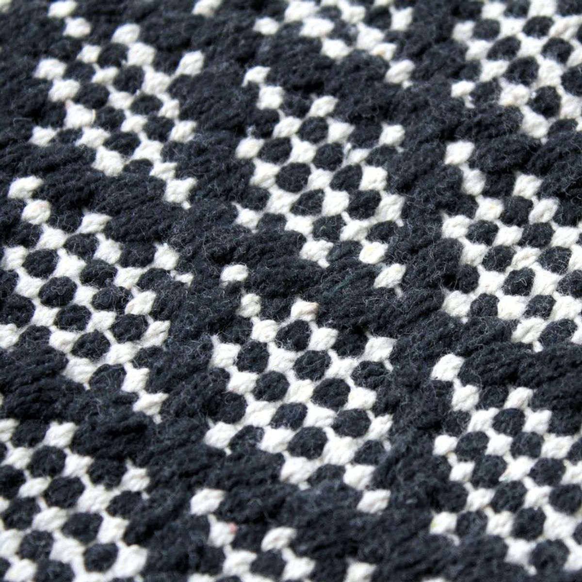 Tapis salon artisanal en coton écru noir, THE DECO FACTORY