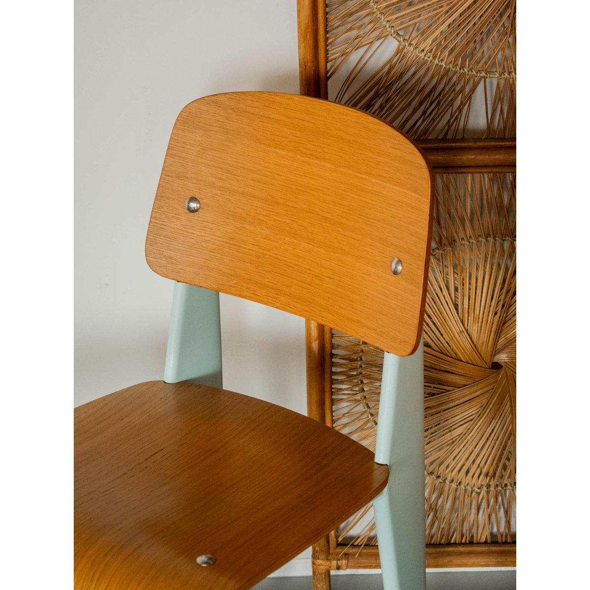 Chaise scandinave aux pieds bleu ciel Alma N°1921 - Bon état bleu clair, DEBONGOUT