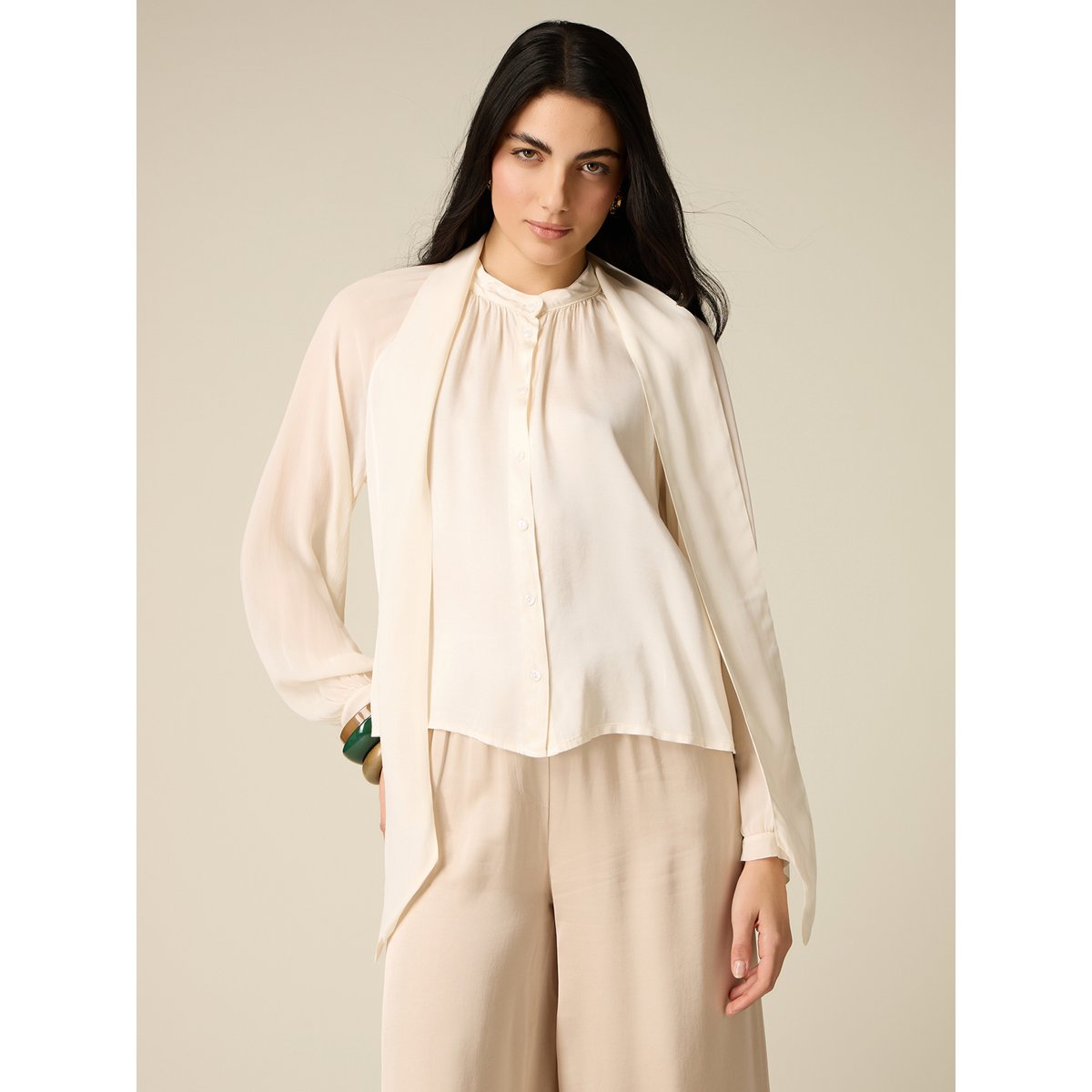 Chemise avec nœud blanc, OLTRE