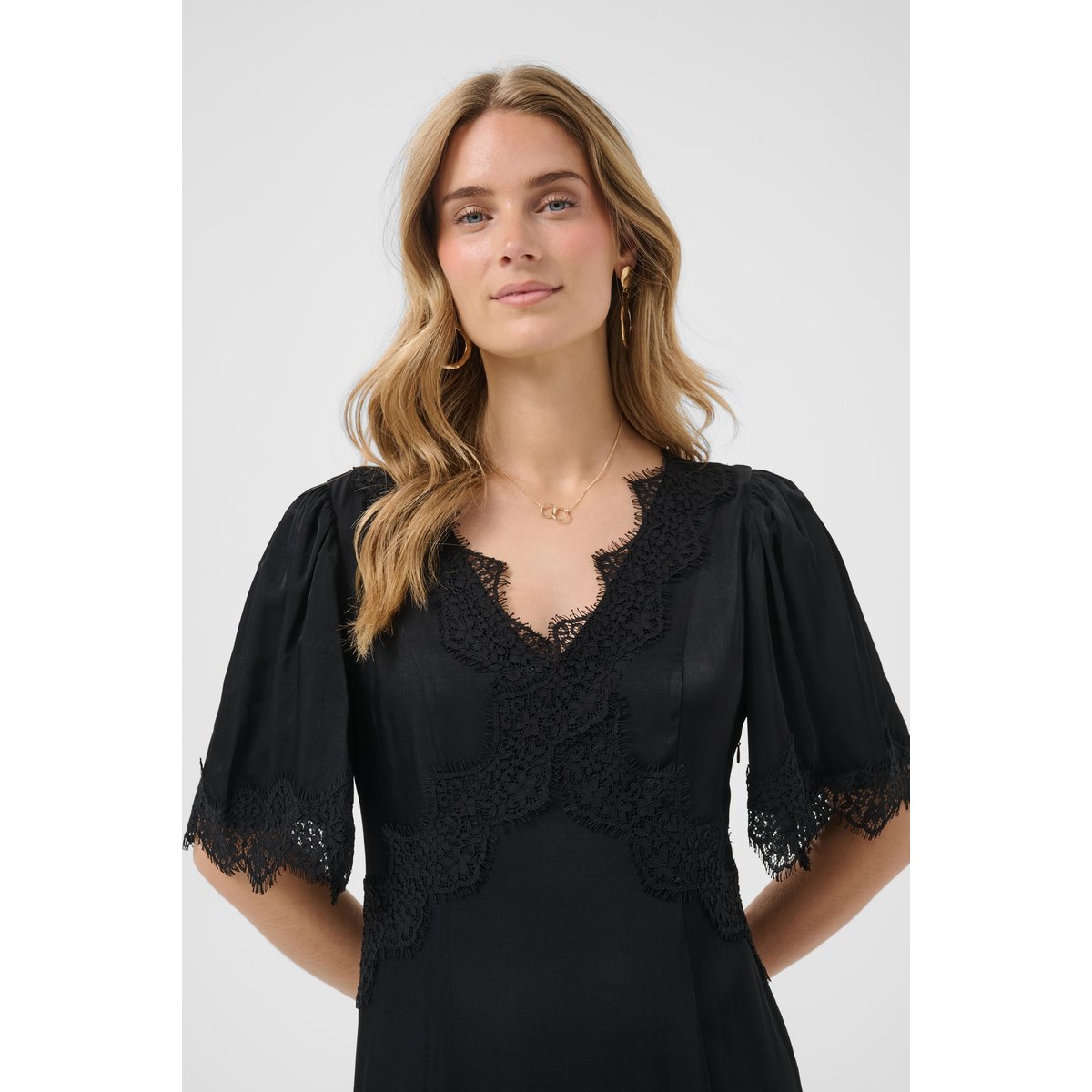 Robe noir pitch black, CREAM