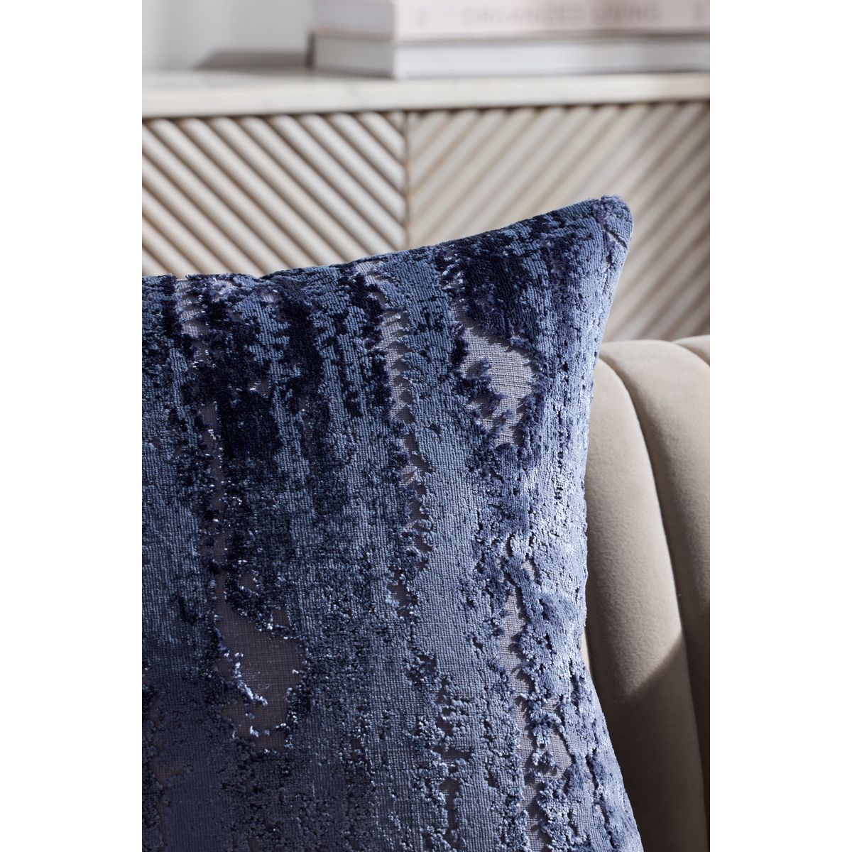 Coussin abstrait en velours collection luxe bleu marine, NEXT