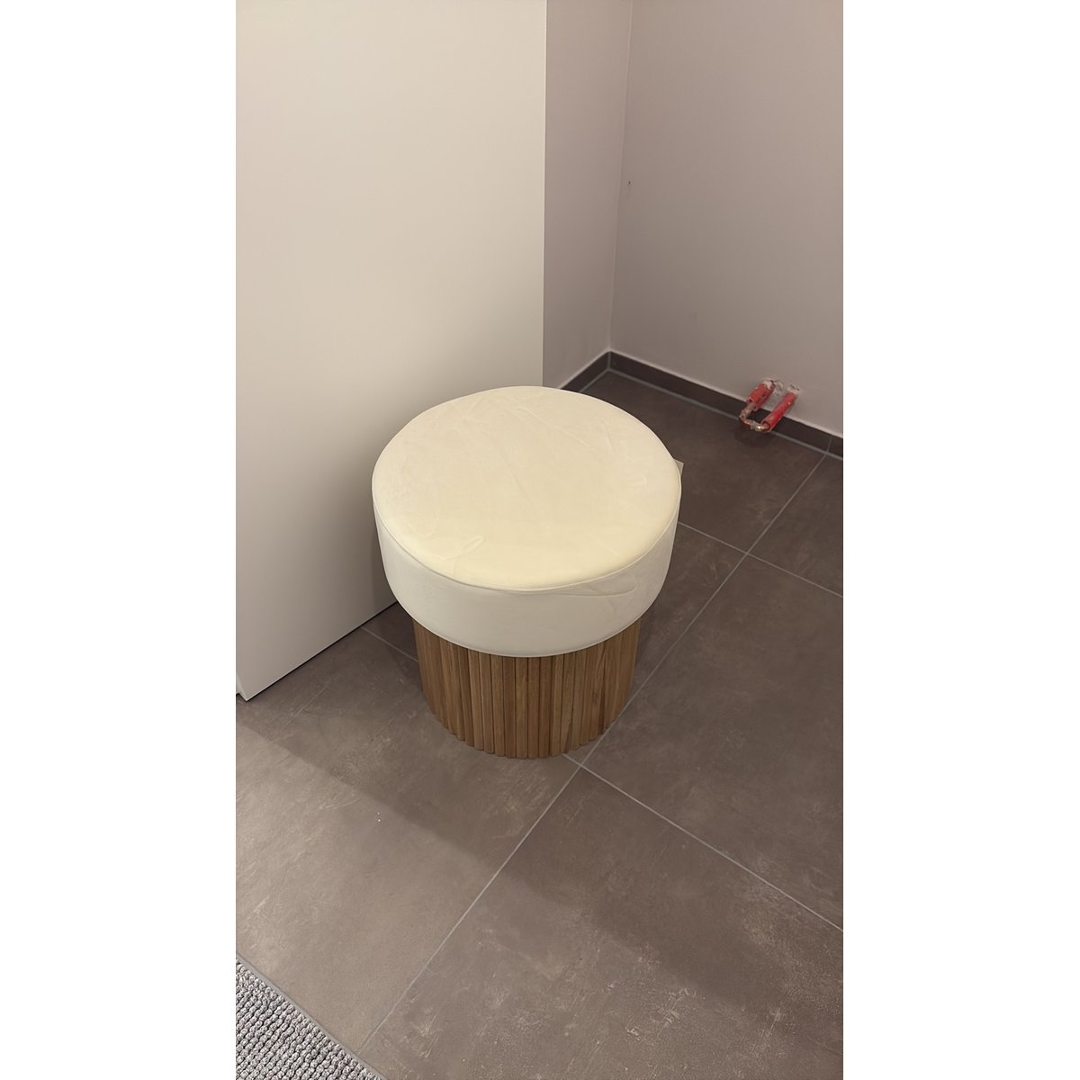 Pouf velours, base en bois, OTSU beige, NORDLYS