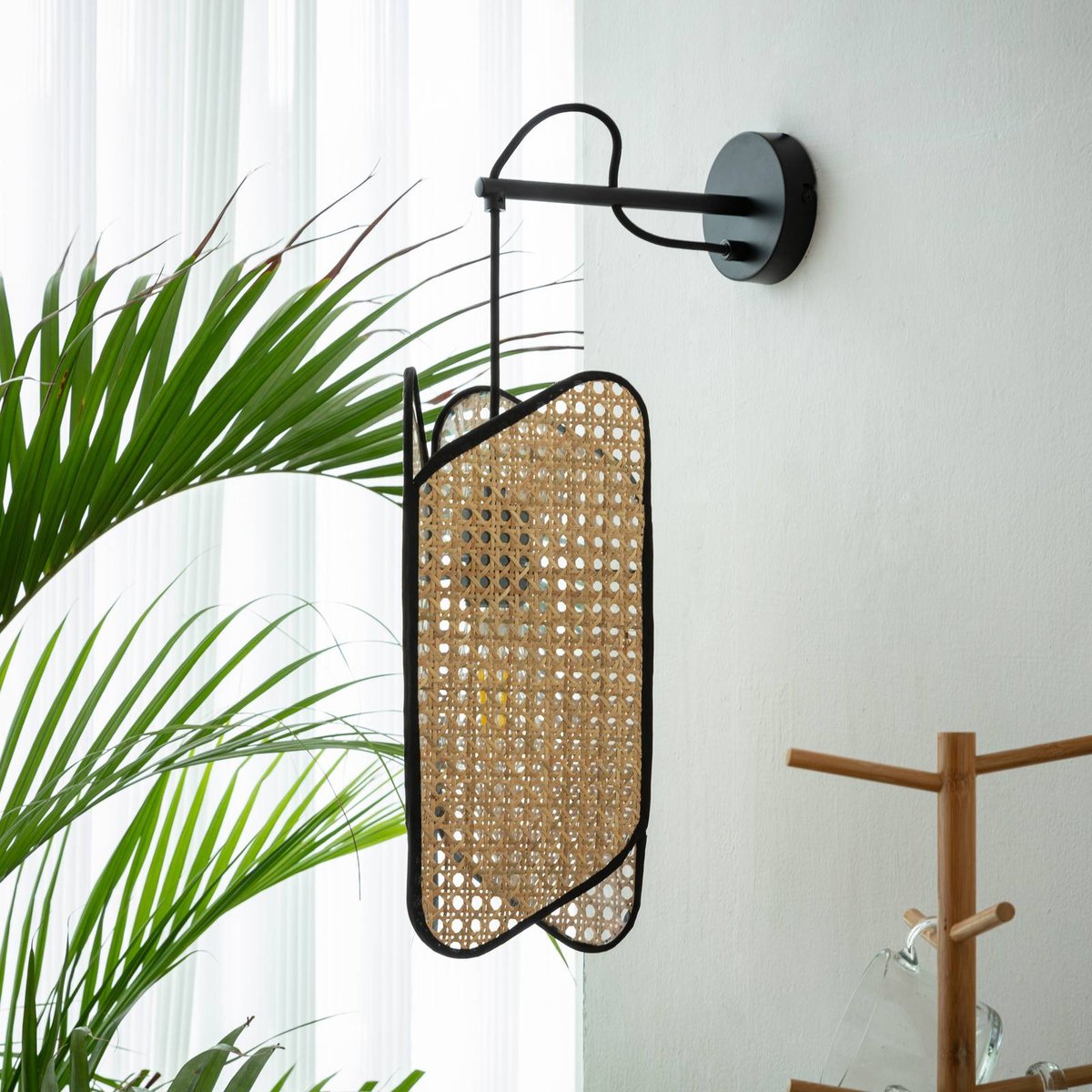 Applique en bois design, Bassiola noir, bois clair, LUCANDE