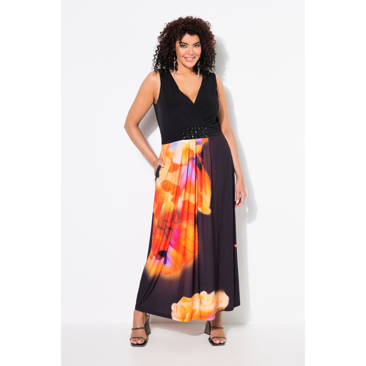 Robe maxi sans manches. Motif fleurs XL. noir, ULLA POPKEN