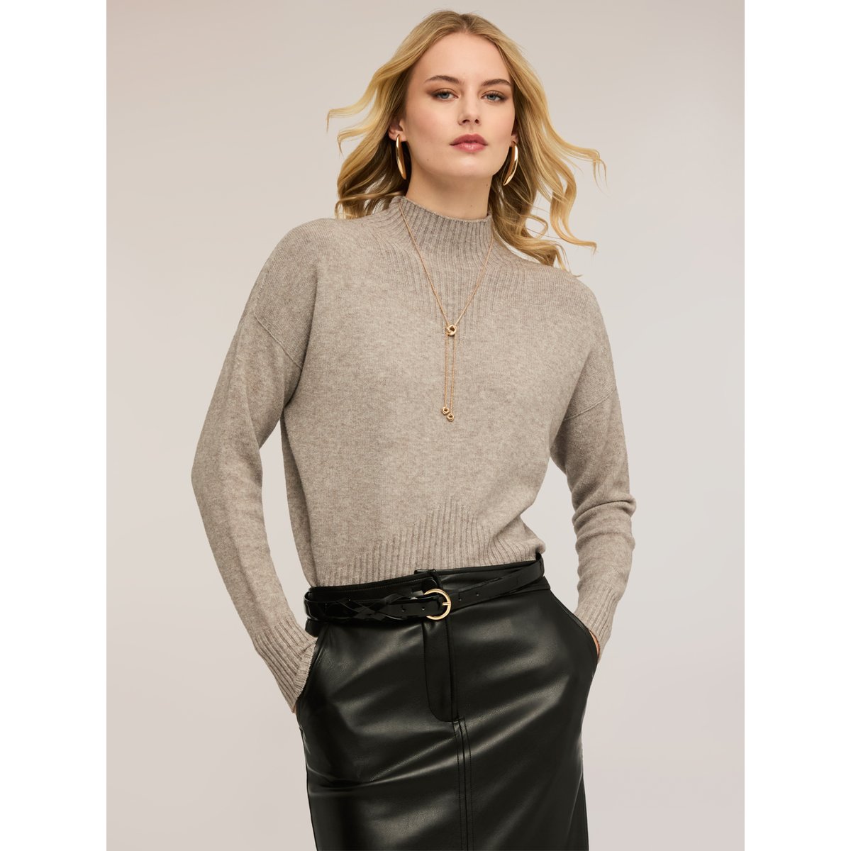 Pull col roulé côtelé en viscose beige, MOTIVI