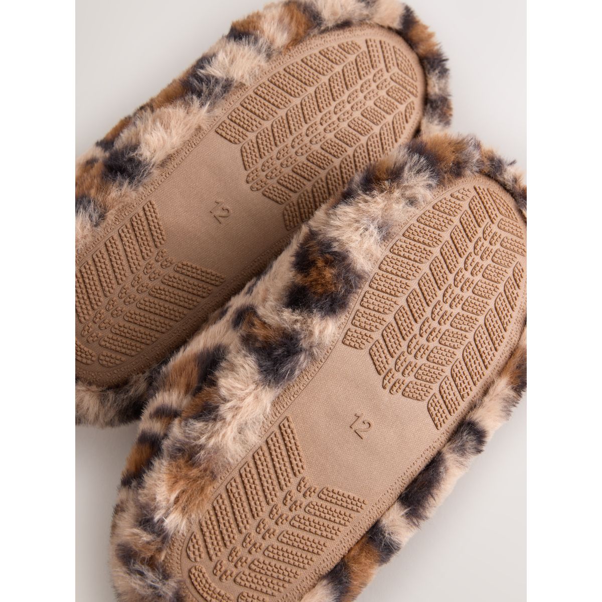 Chaussons style mules en imitation fourrure imprimé léopard, NEXT