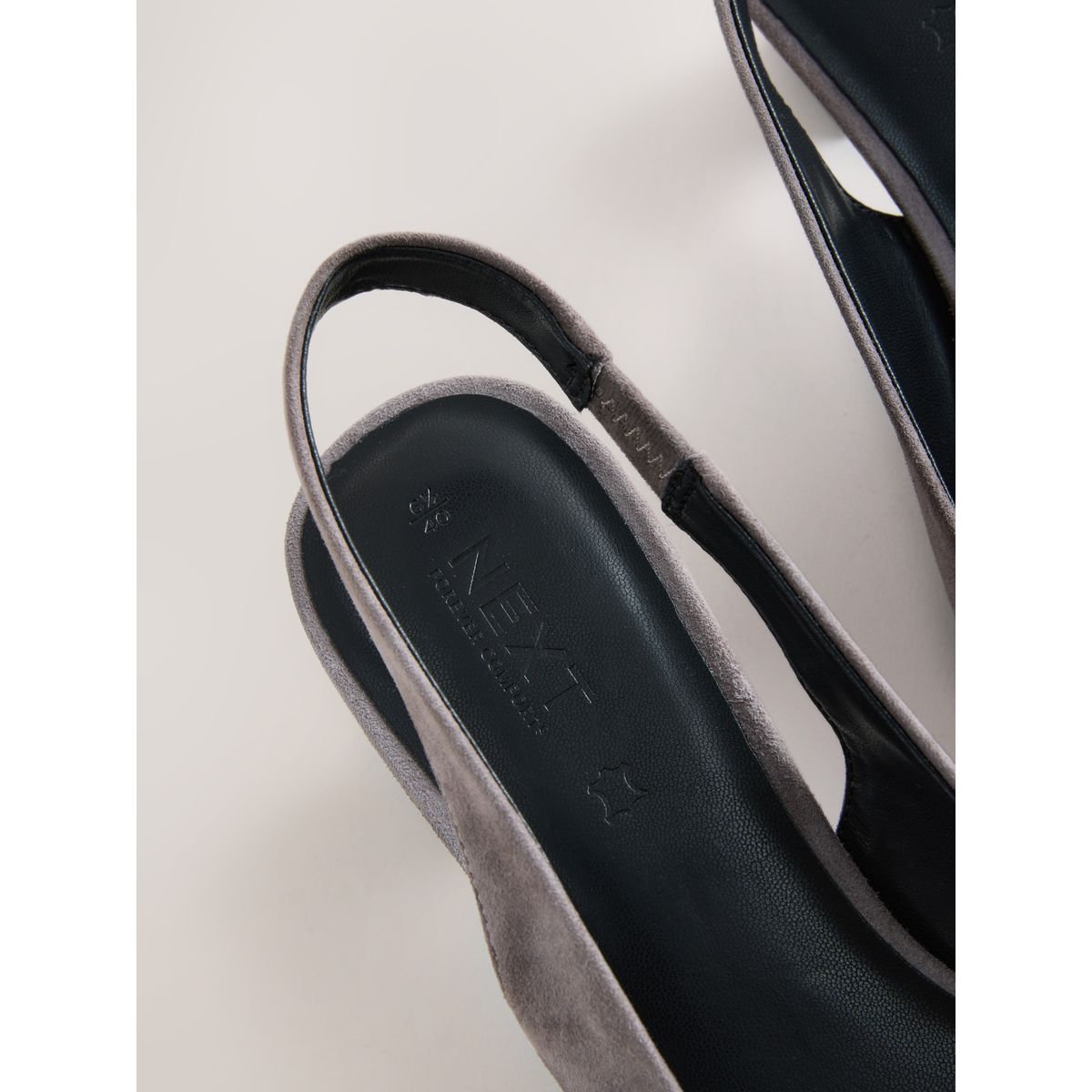 Chaussures en daim bride arrière/talon carré gris, NEXT