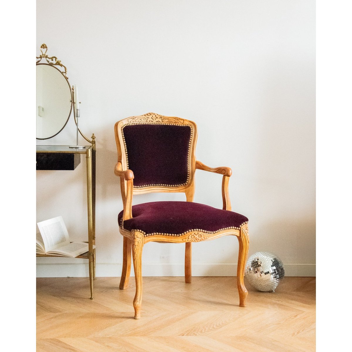 Fauteuil en velours violet Ernest N°689 - Bon état bois clair, DEBONGOUT