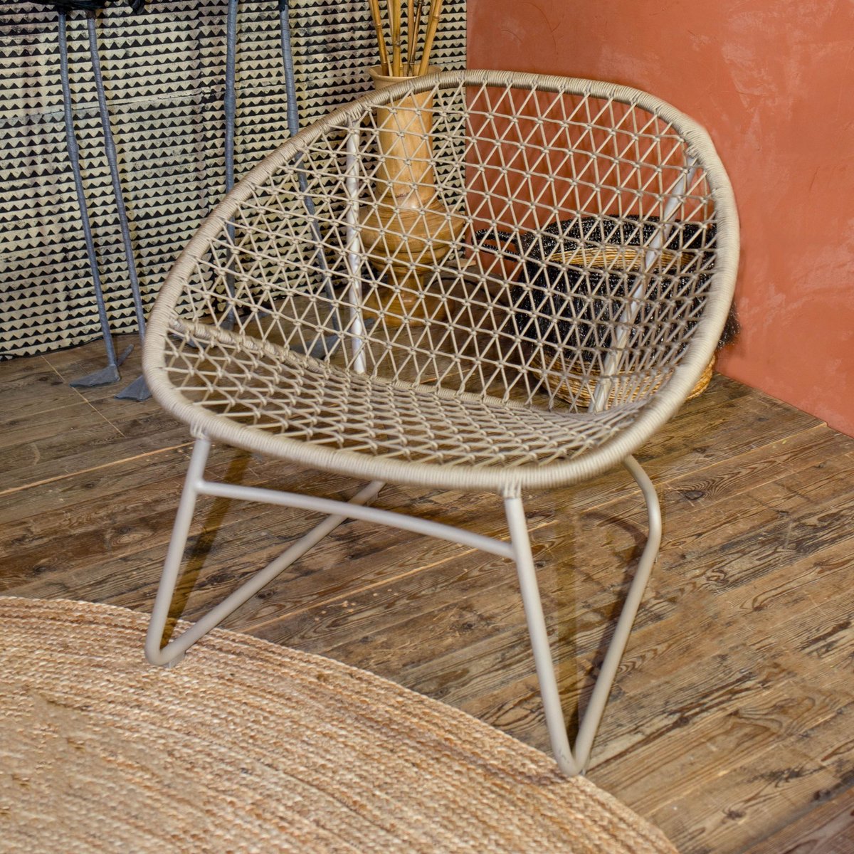 Fauteuil en polypropylène et pieds en métal, BAO BAO taupe, NOW'S HOME