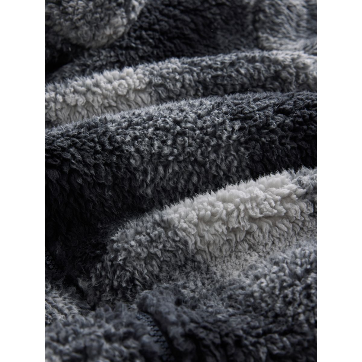 Robe de chambre zippé en peau lainée chèque monochrome, NEXT