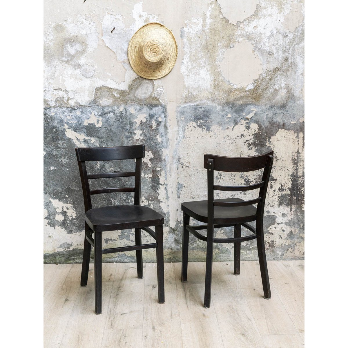 Paire de chaises en bois Claude N°1261 - Bon état bois foncé, DEBONGOUT