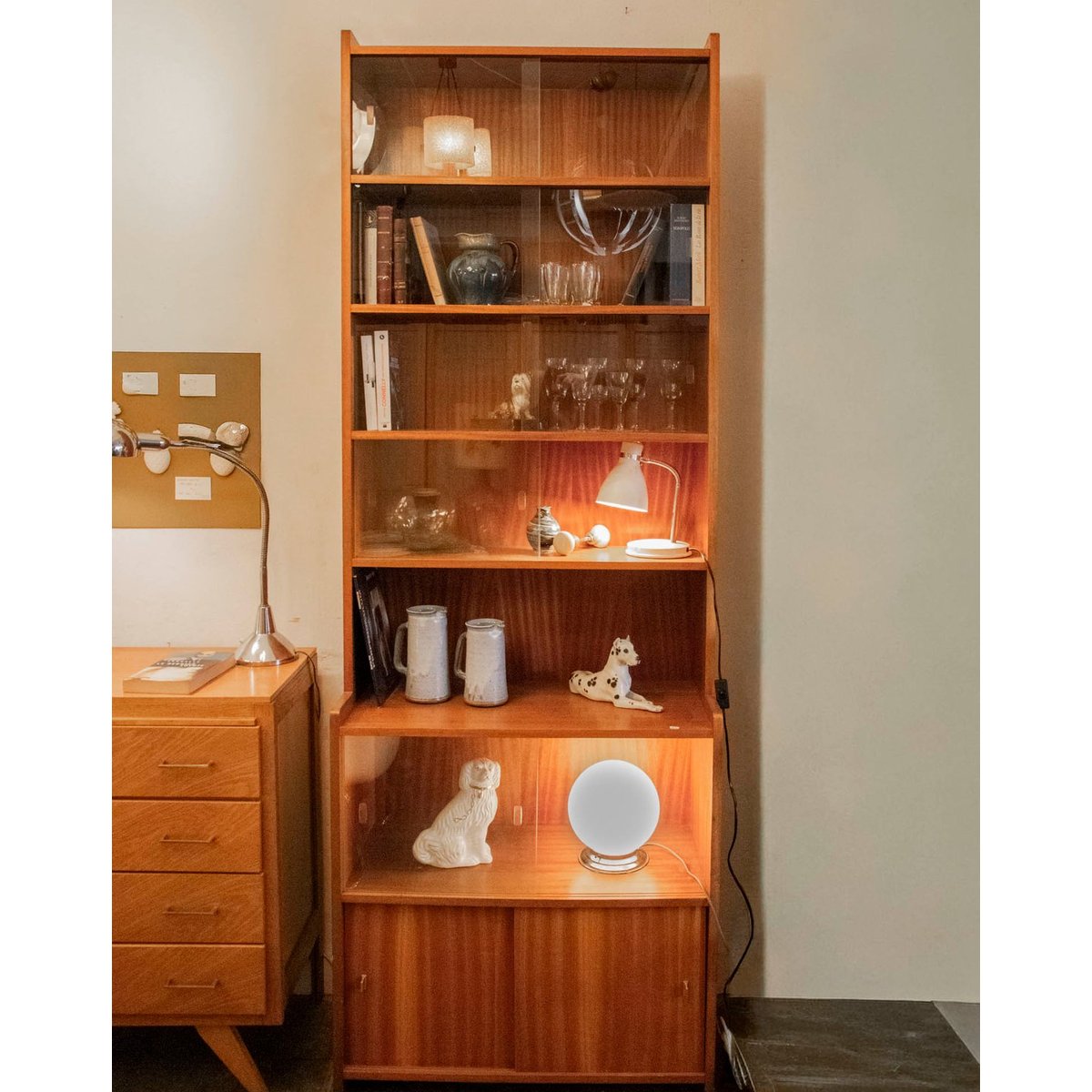 Grande bibliothèque vitrée au placage en bois Madeleine N°711 - Bon état bois foncé, DEBONGOUT