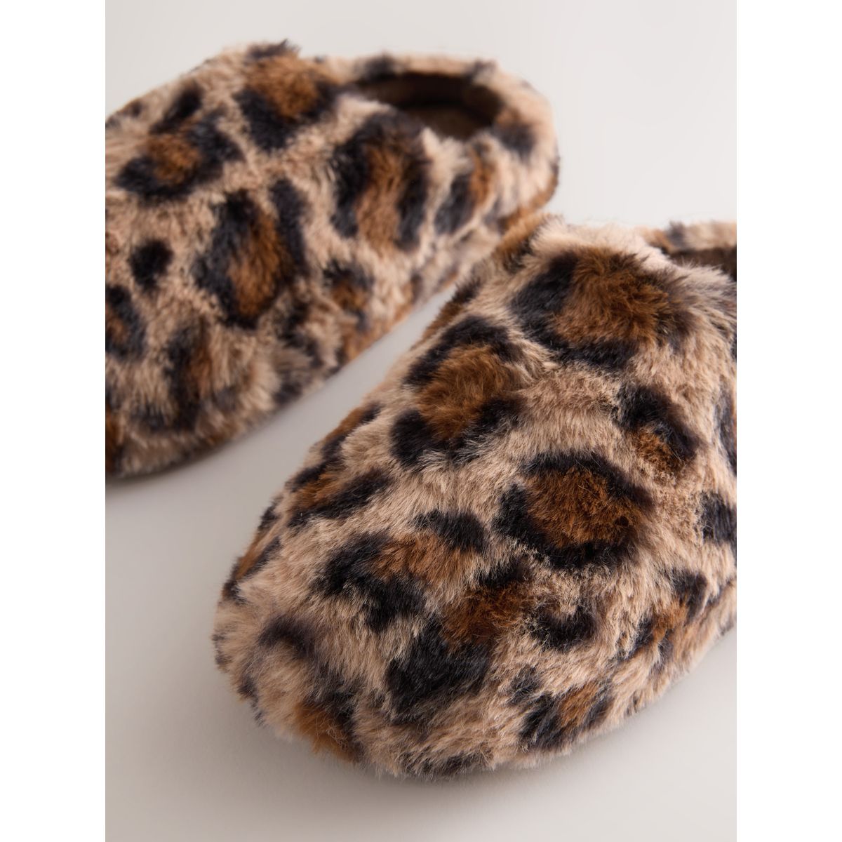 Chaussons style mules en imitation fourrure imprimé léopard, NEXT