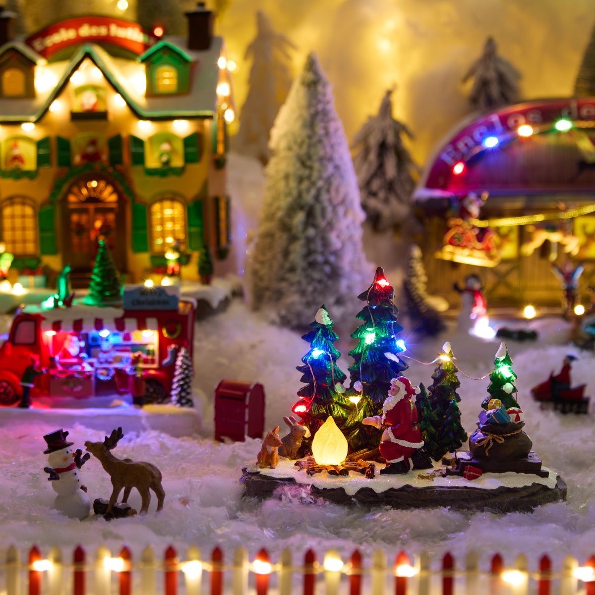 Village de Noël lumineux feu de camp 9 LED L. 22,5 cm à piles multicolore, FEERIC LIGHTS & CHRISTMAS